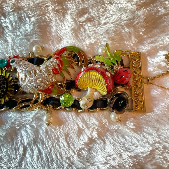 BETSEY JOHNSON BRACELET - Picture 3 of 5